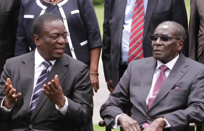 Emmerson Mnangagwa e Robert Mugabe na foto