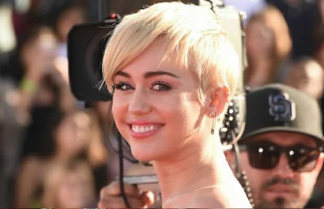 Miley Cyrus desabafa e diz que nem todos os seus relacionamentos foram heterossexuais