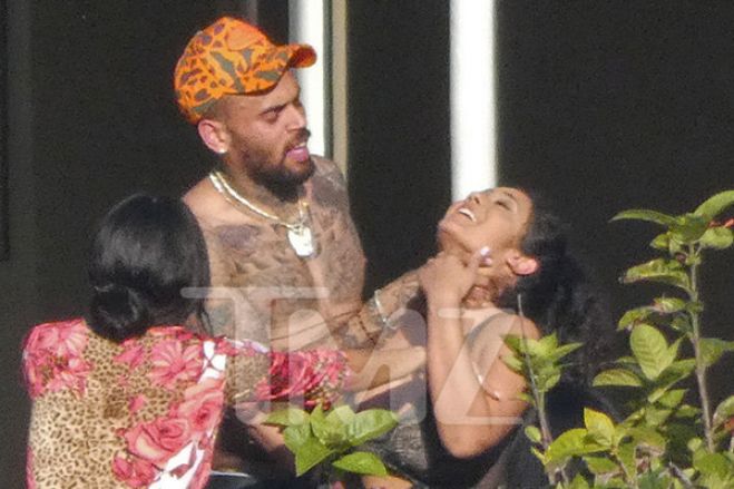 Chris Brown é fotografado enforcando amiga em festa