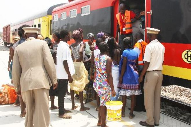 Vandalização e lixo ameaçam parar circulação de comboios em Luanda