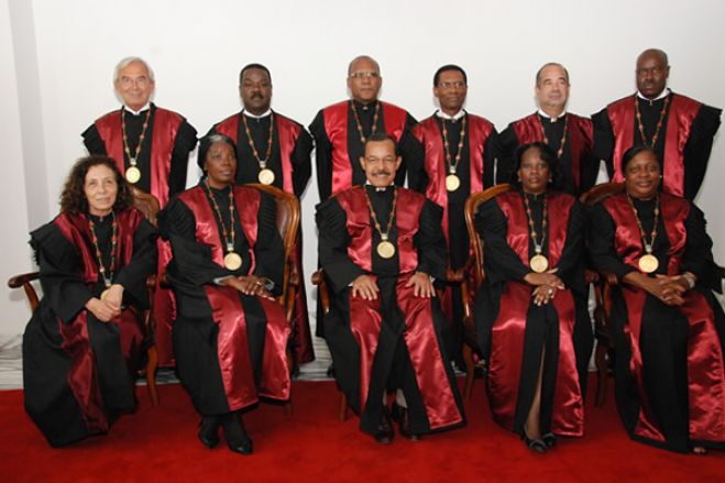 Justiça angolana &quot;a empresa ao serviço do MPLA&quot;
