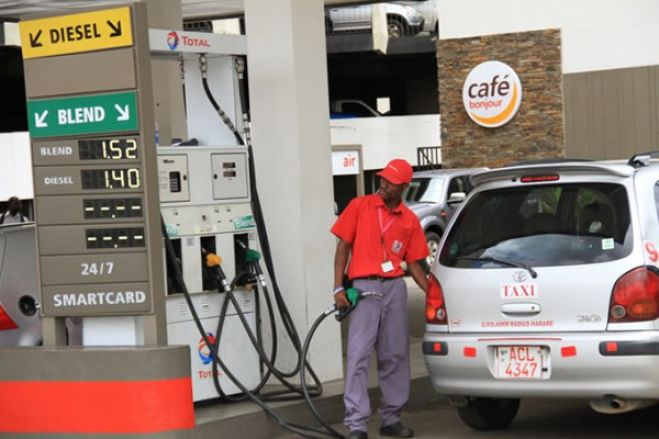 Governo do Zimbabué volta a aumentar combustíveis em quase 50% num país em crise