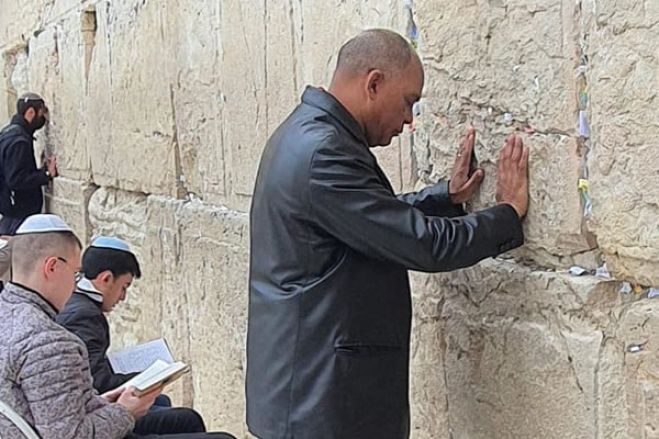 Presidente da UNITA visita Muro das Lamentações em Jerusalém e intercede pela nação angolana