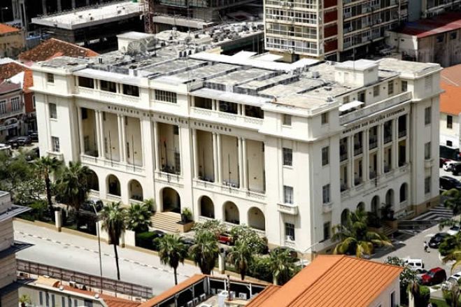 Angola reduz gabinetes de imprensa nas embaixadas mas mantém em Portugal