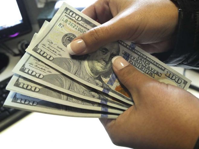 Preço do dólar nas ruas de Luanda dispara mais de 10% numa semana