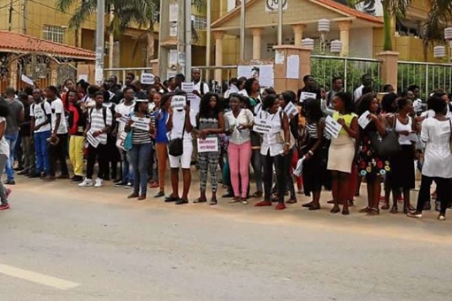 Candidatos ao ensino médio pedem escolas e não fábrica de cervejas em Luanda