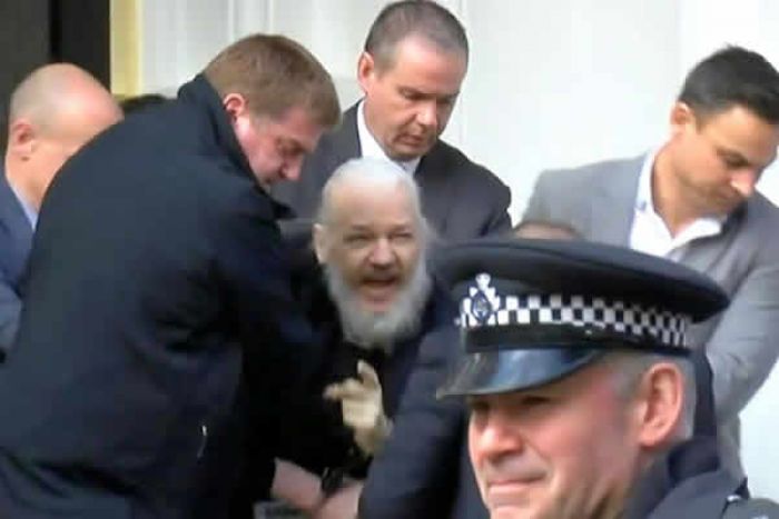 Julian Assange, fundador do WikiLeaks, é preso em Londres