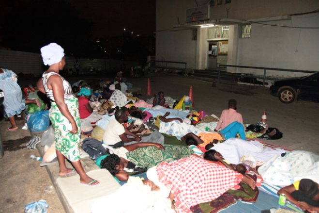 Familiares dos doentes internados nos Hospitais de Luanda a pernoitarem na rua!