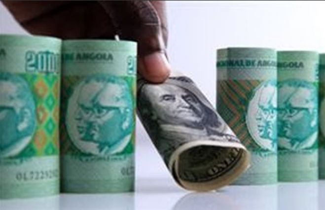 Redução das receitas com o petróleo reduziu entrada de divisas no país, desvalorizando a moeda nacional