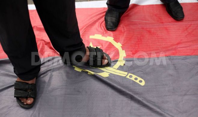 Palestinos protestam contra alegada da proibição de Islam em angola e  a bandeira de angola foi pisoteado