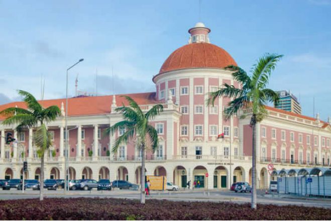 Banco Nacional de Angola manda fechar dois bancos comerciais