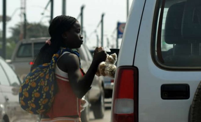 Desemprego deixa milhares de jovens a viver de biscastes em Luanda