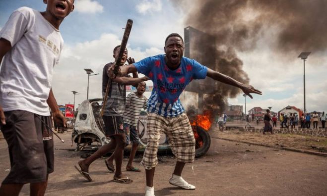 Manifestantes queimam corpo de policial na República Democrática do Congo