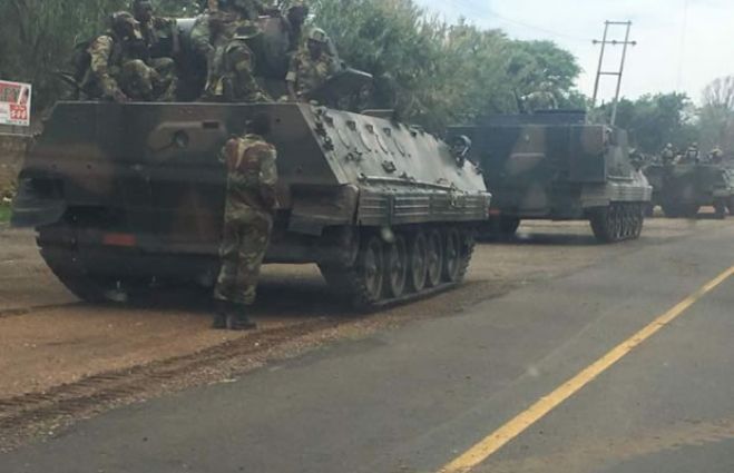 Caravana de tanques vista nos arredores da capital do Zimbabué