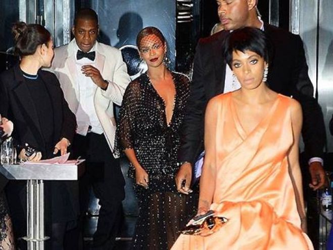 Irmã de Beyoncé, Solange Knowles, deixa a cantora e Jay-Z para trás em festa após o baile do Met. A cantora atacou o rapper no elevador do evento