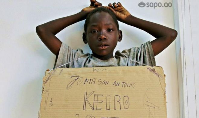 Um menino de 11 está há três meses em Luanda por engano e pede ajuda para voltar para casa.