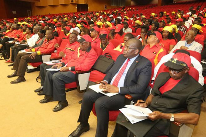 Não deve haver nada mais difícil em Angola ou mesmo impossível do que ser do MPLA e se manter honesto