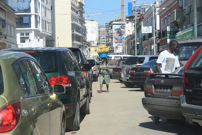 Crise económica e financeira angolana já deixa por executar quase metade do OGE