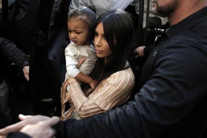 Kim Kardashian e Kanye West levam filha a Jerusalém para batizá-la