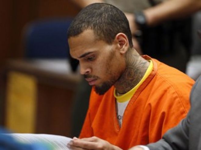 Chris Brown é acusado de agressão durante gravação de clipe, diz site