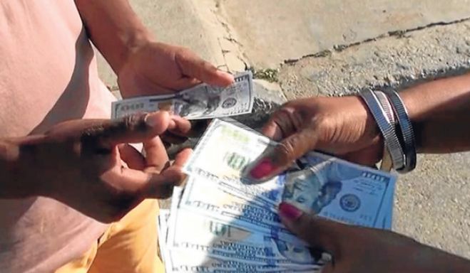 Câmbio de dólares nas ruas de Luanda fecha ano em mínimo de vários meses