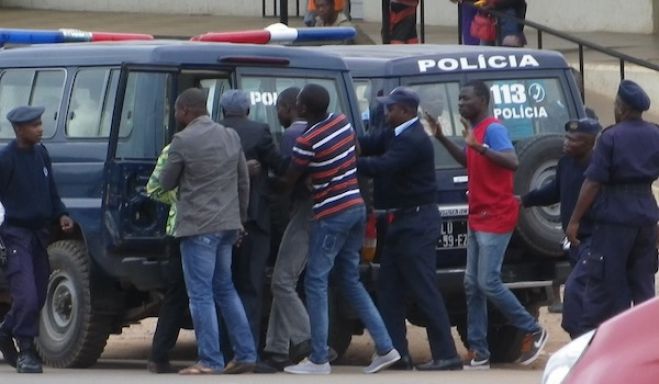 Polícia detém activistas durante reunião no Lobito