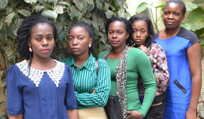 Mães, esposas e irmãs de activistas angolanos na foto