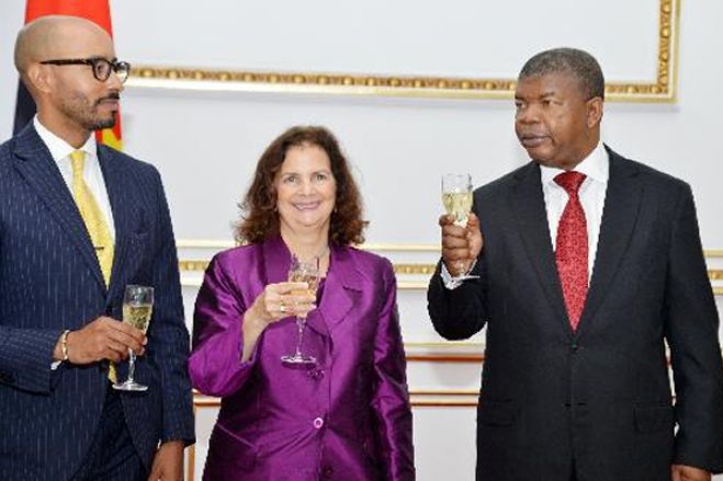 João Manuel Gonçalves Lourenço brinda com a embaixadora americana residente no país Nina Maria Fite. Palácio Presidencial
