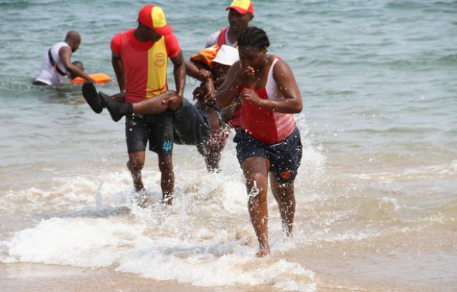 Três estudantes e um professor morrem afogados na ilha de Luanda