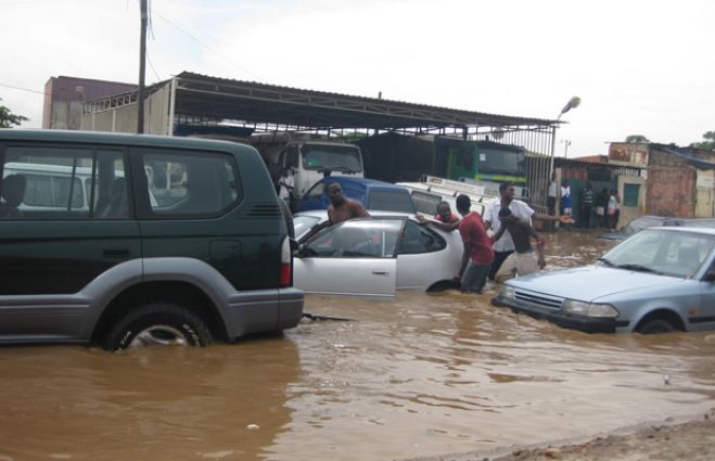 Pelo menos três mortos e centenas de inundações devido às chuvas em Luanda