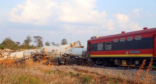 Comboio com 14 vagões de combustíveis descarrila no Bié