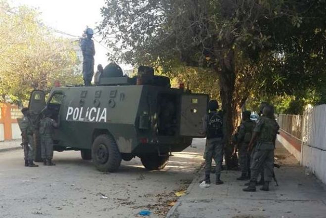 Policias moçambicanas junto à casa de Dlhakama (Foto António Mavila)