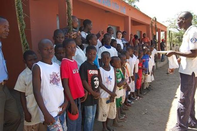 Estudo em seis províncias angolanas conclui que 45% dos alunos defeca ao ar livre