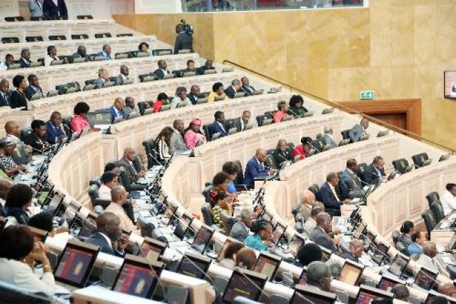 Primeiro Orçamento de João Lourenço aprovado no parlamento angolano só com votos do MPLA