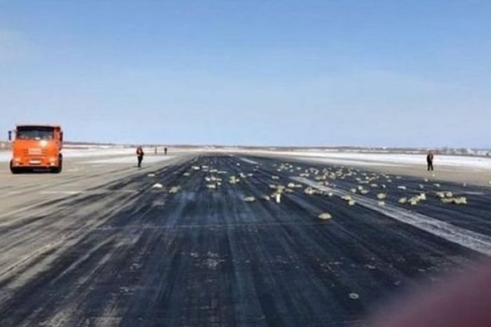 Avião russo deixa cair 200 barras de ouro na descolagem