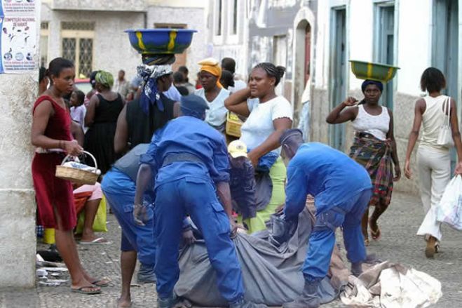 Polícia angolana continua a ser acusada de violações contra vendedeiras de rua