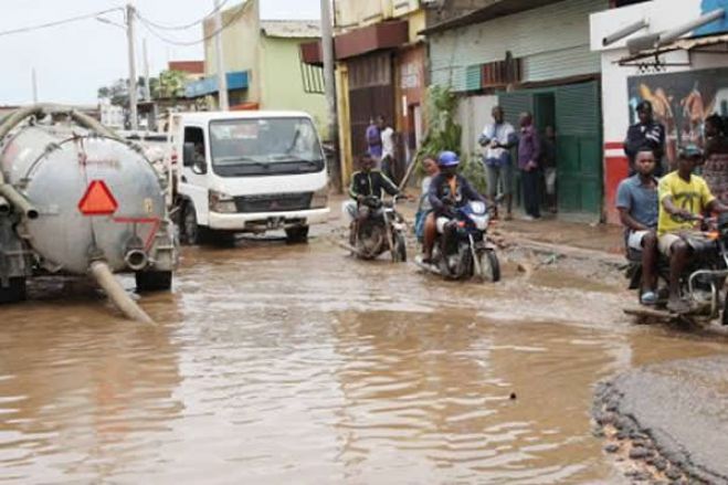 Luanda volta a ser fustigada pelas chuvas, sem registo de mortes até ao momento