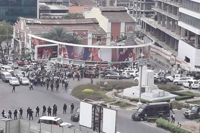 Polícia reprime manifestação de ex-trabalhadores da Casa de Segurança do PR