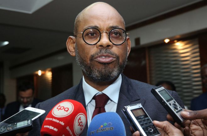 Angola enfrenta no curto prazo perspetivas anémicas do crescimento real - ministro