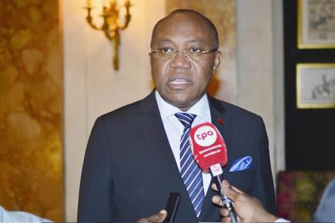 Ministro angolano desdramatiza entrada de angolanos no Brasil
