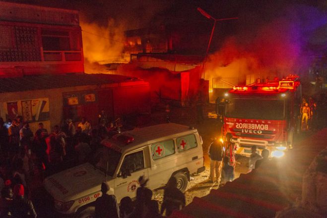 Incêndio atingiu armazéns de zona comercial de Luanda sem feridos
