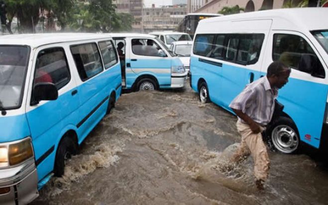 Fortes chuvas danificam viaturas e deixa casas e ruas inundadas em Luanda