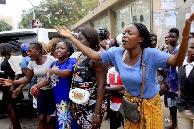 Meia centena de “zungueiras” protestam em Luanda por não poderem vender em dezembro
