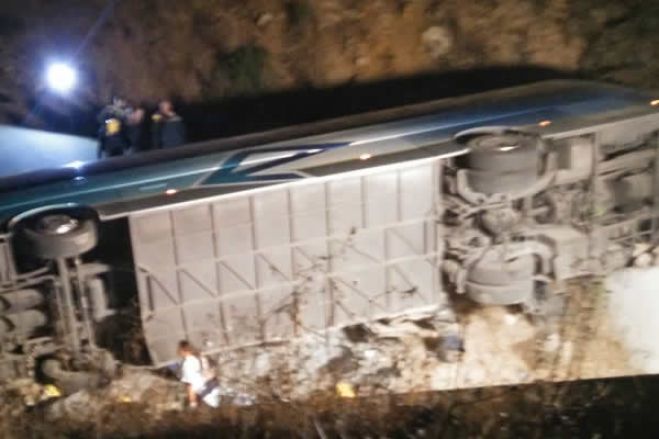 Capotamento de autocarro com fiéis de Simão Toco provoca seis mortos e 25 feridos