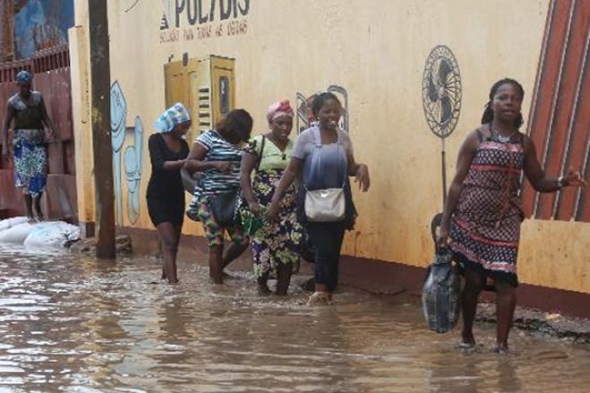 Dois mortos e dois desaparecidos em novo dia de chuvas fortes em Luanda