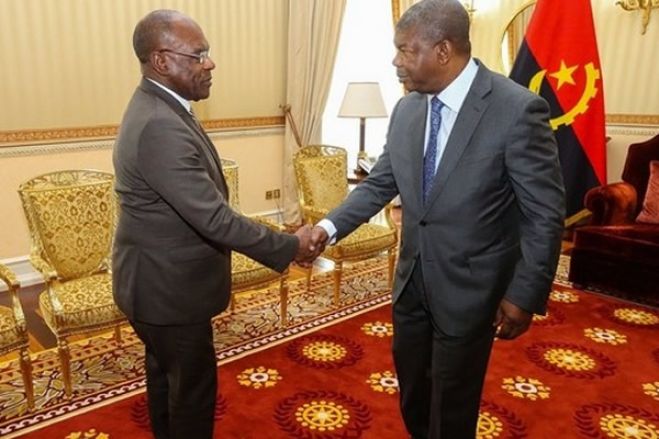 João Lourenço (à dir.) recebe ministro dos Negócios Estrangeiros da RDC, Léonard She Okitundu.