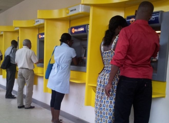 Bancos angolanos já podem cobrar comissões no levantamento de dinheiro e cheques