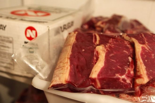 Angola ordena retirada de carnes processadas na África do Sul por surto de listeriose