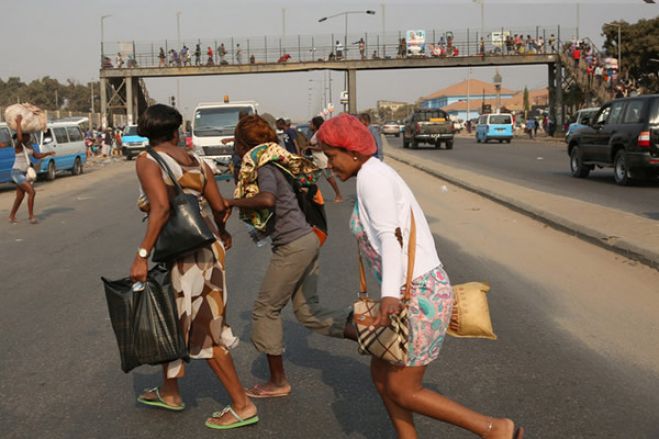 Peões que embaraçam o trânsito são agora multados em Luanda