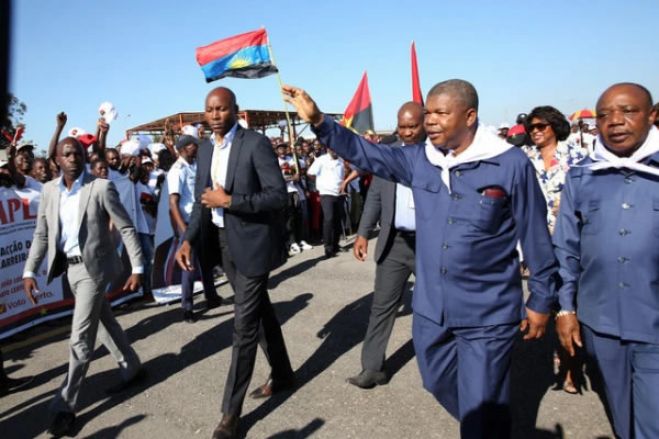 João Lourenço inaugura hospital no Bié em dia de protestos em Luanda